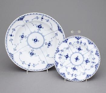 SERVISDELAR, 125 delar, porslin, "Musselmalet" Royal Copenhagen.