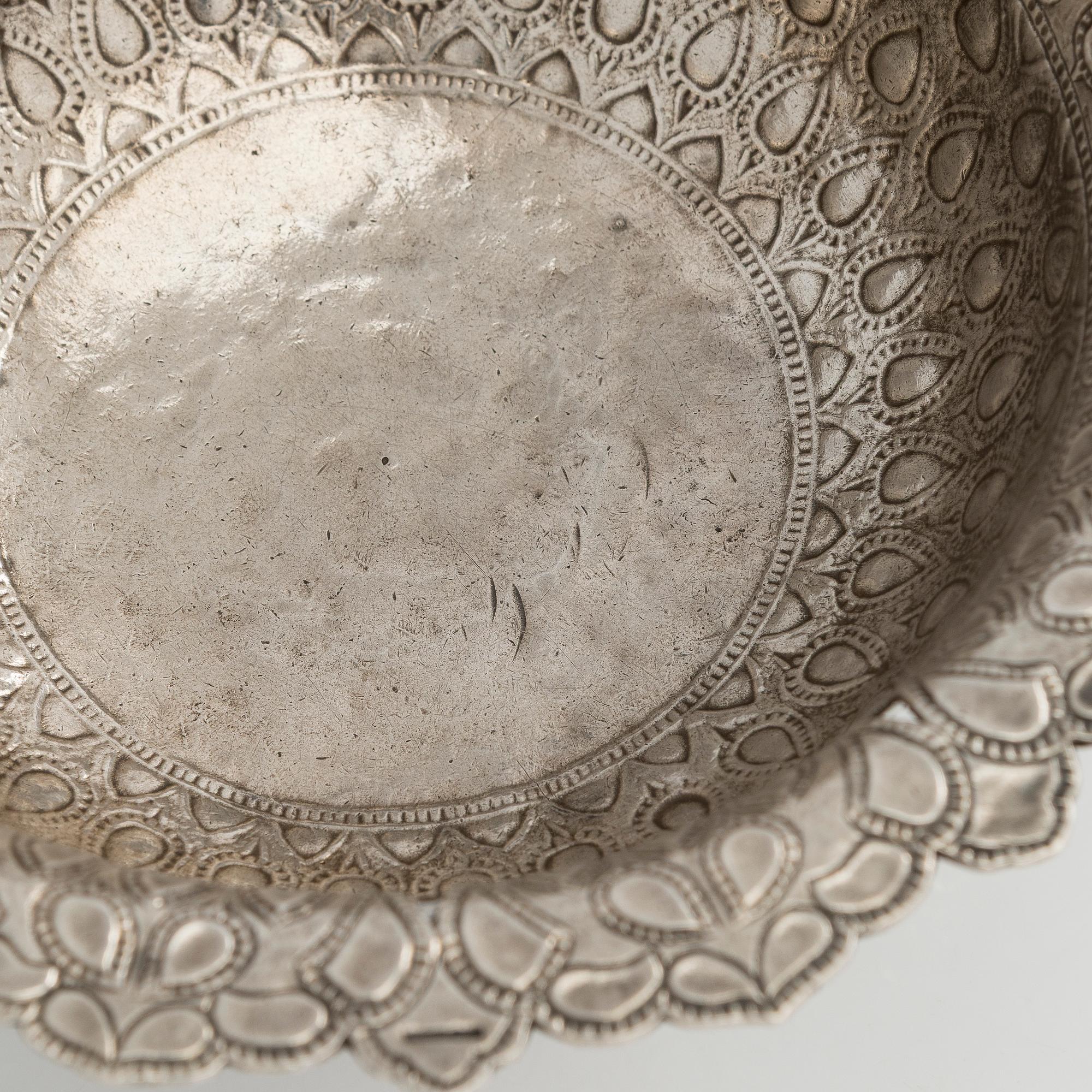 Malja, hopeaa, mogultyylinen, 1700-luku. Suomalaiset tarkastusleimat, Ossian Hopea, Porvoo 1977.