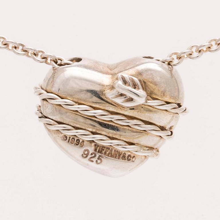 Tiffany 1 ring with a bow and heart pendant with chain, 1 more ring, sterling silver, total weight 20,8 g.