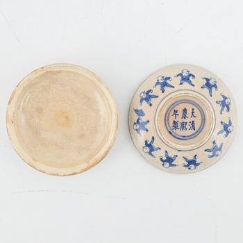 Ask med lock, två stycken, tedosa, samt vas, porslin. Kina, 1700/1900-tal.