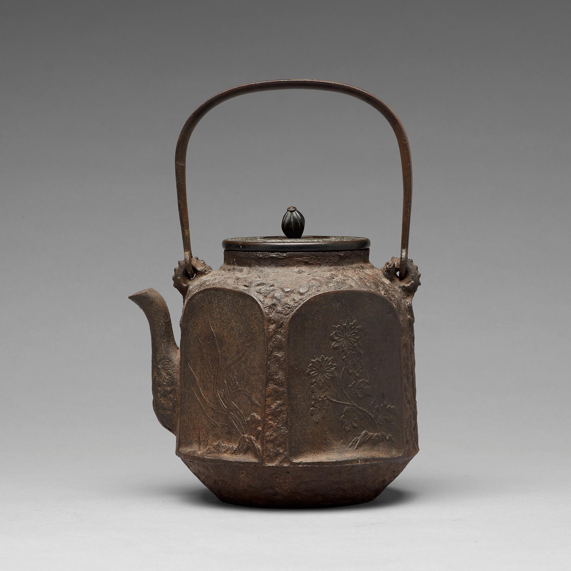 TEKANNA med LOCK, järn. Japan, Meiji (1868-1912).