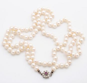 PEARL NECKLACE, cultured pearls approx 7 mm, clasp 18k whitegold cultured pearls and 1 ruby, approx length 93 cm.
