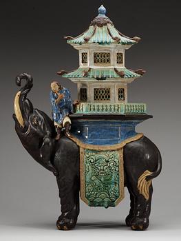 A pair of elephants with pagodas, presumably Qing dynasty.