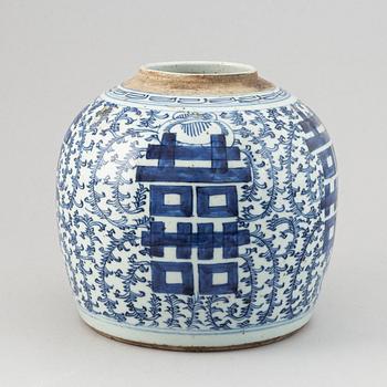 A blue and white jar, Qing dynasty, 19th Century.