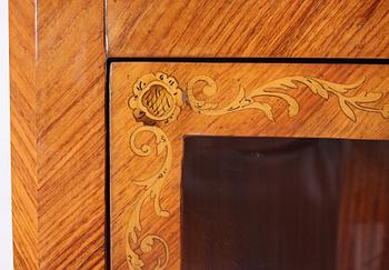 VITRINSKÅP, rokokostil, 1900-tal.