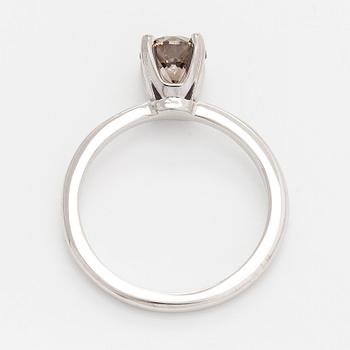 Ring, 14K vitguld, med rund briljantslipad diamant. Med IGI report.