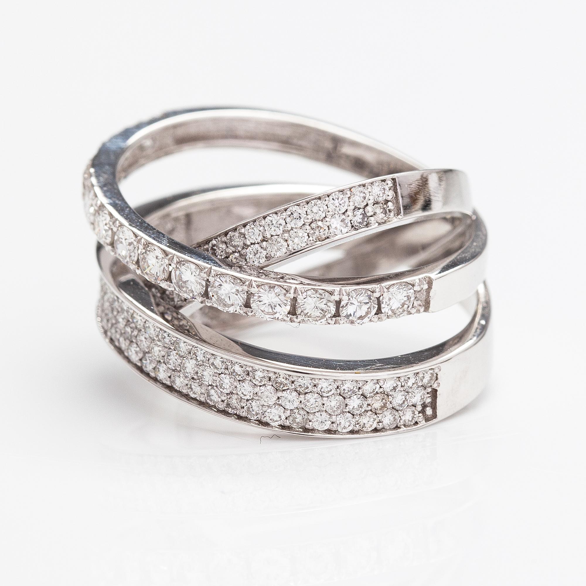 An 18K white gold ring with diamonds ca. 1.66 ct in total.