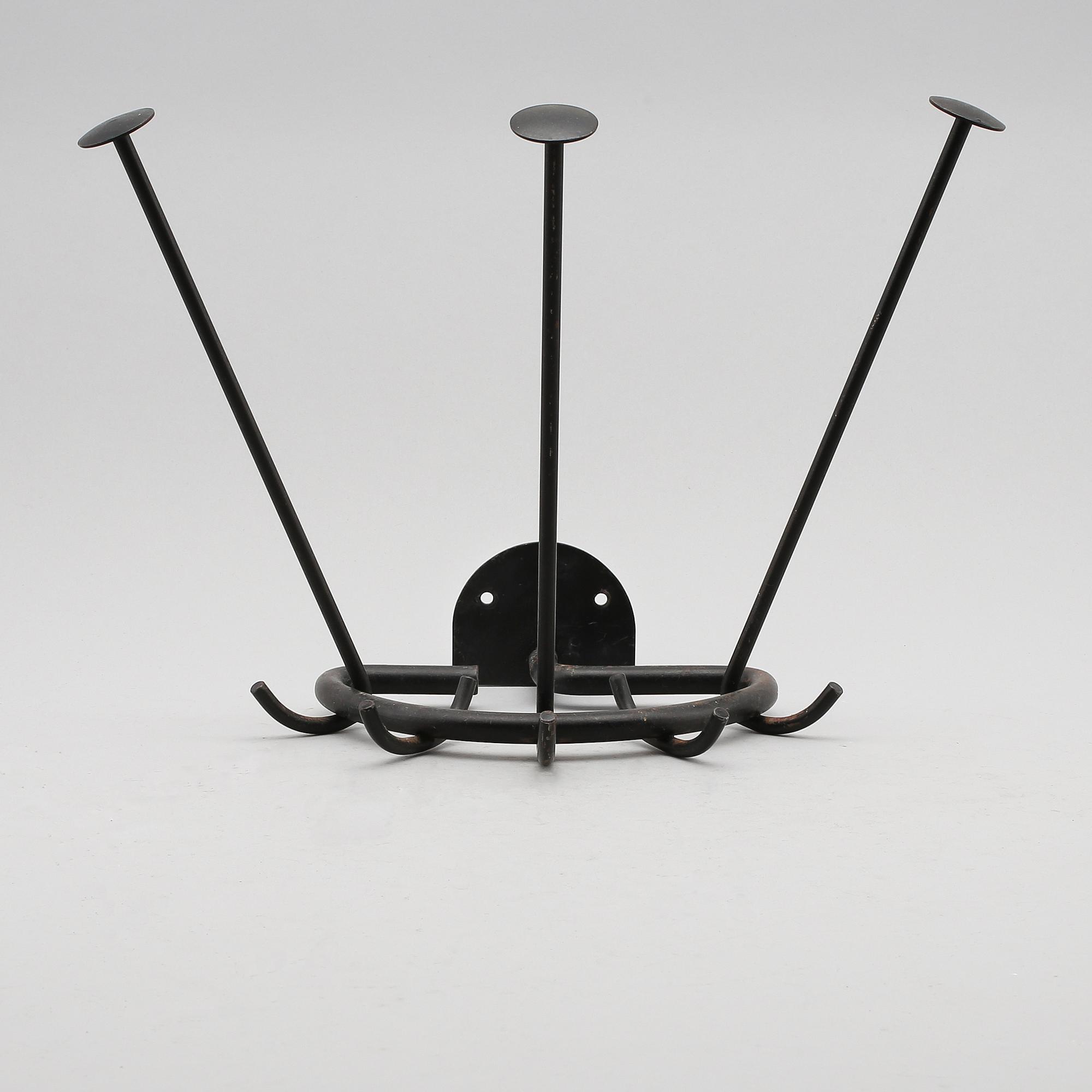 KLÄDHÄNGARE, lackerad metall, Ystad Metall, 1900-talets andra hälft.