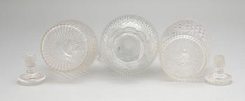 KARAFFER 2 st snarlika SAMT TILLBRINGARE, 1800-tal.