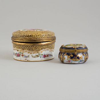 Two French painted porcelain lidded snuff boxes, one with Samson mark, around the year 1900.