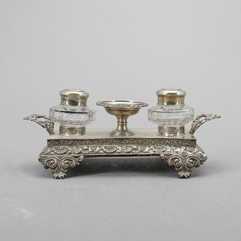 SKRIVSTÄLL, silver, Gustaf Möllenborg, Stockholm, 1841. Vikt ca 295 gram.