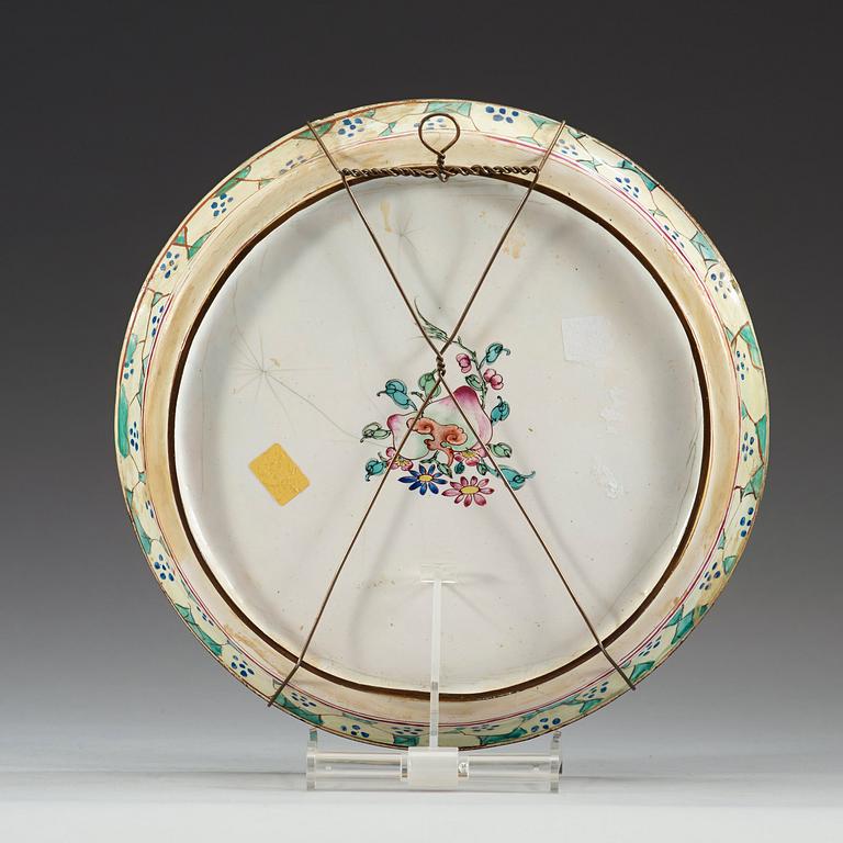 TALLRIK, emalj på koppar. Qing dynastin, 1800-tal.