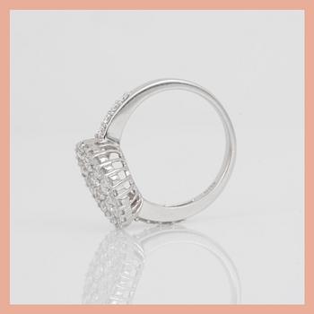 RING, 18K vitguld med briljantslipade diamanter, tot ca 1,59 ct. Total vikt ca 5,26 g.