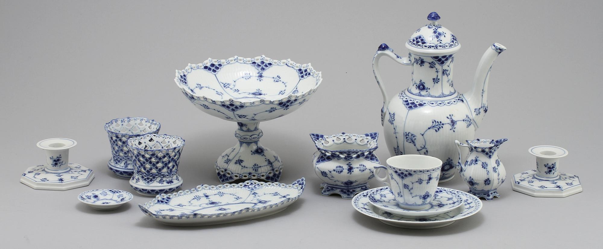 SERVISDELAR, 49 st, porslin,  "Musselmalet", Royal Copenhagen.