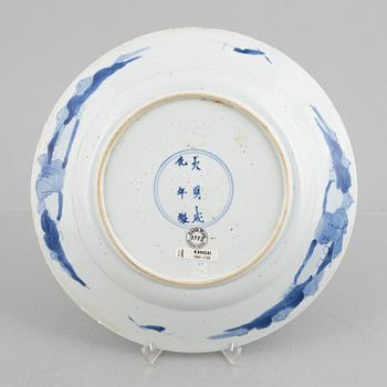 A blue and white dish, Qing dynasty, Kangxi (1662-1722).