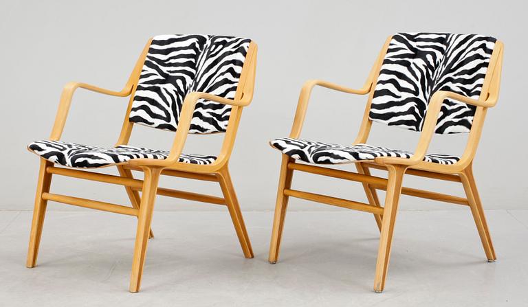 KARMSTOLAR, ett par, "Ax-stol", Peter Hvidt & Orla Mølgaard Nielsen för Fritz Hansen, formgiven 1950.