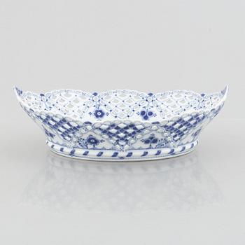 Bread basket / grill bowl, porcelain, "Blue Fluted Full Lace", Royal Copenhagen, model 1002, 1898-1923.