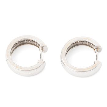 Ett par örhängen 18K vitguld med runda briljantslipade diamanter.