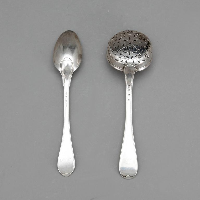 DESSERTSKEDAR samt STRÖARE, silver, bland annat Mikael Åström (1764-91). Vikt ca 500 g.