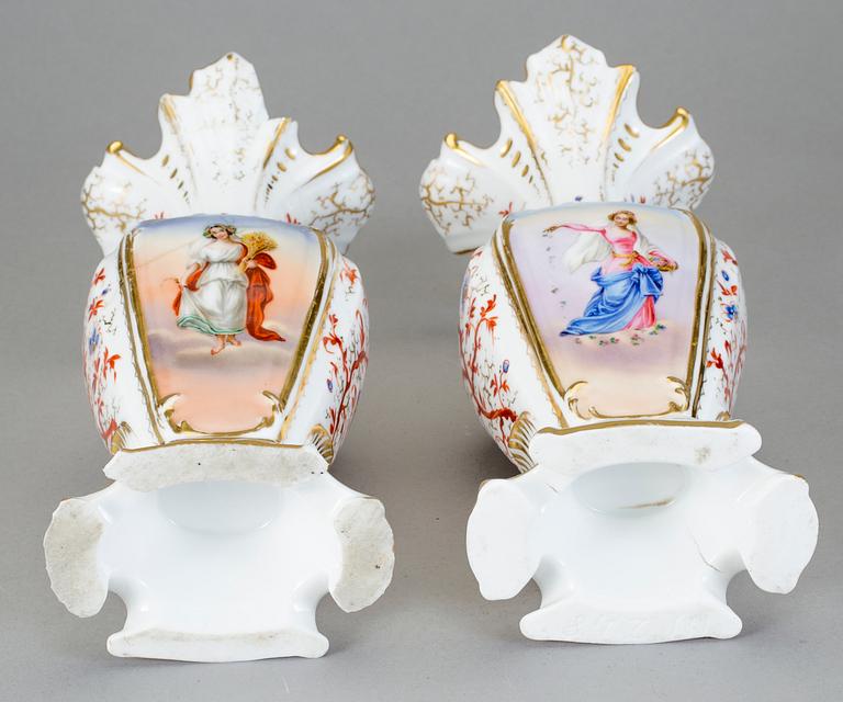 VASER, ett par, porslin, sent 1800-tal.