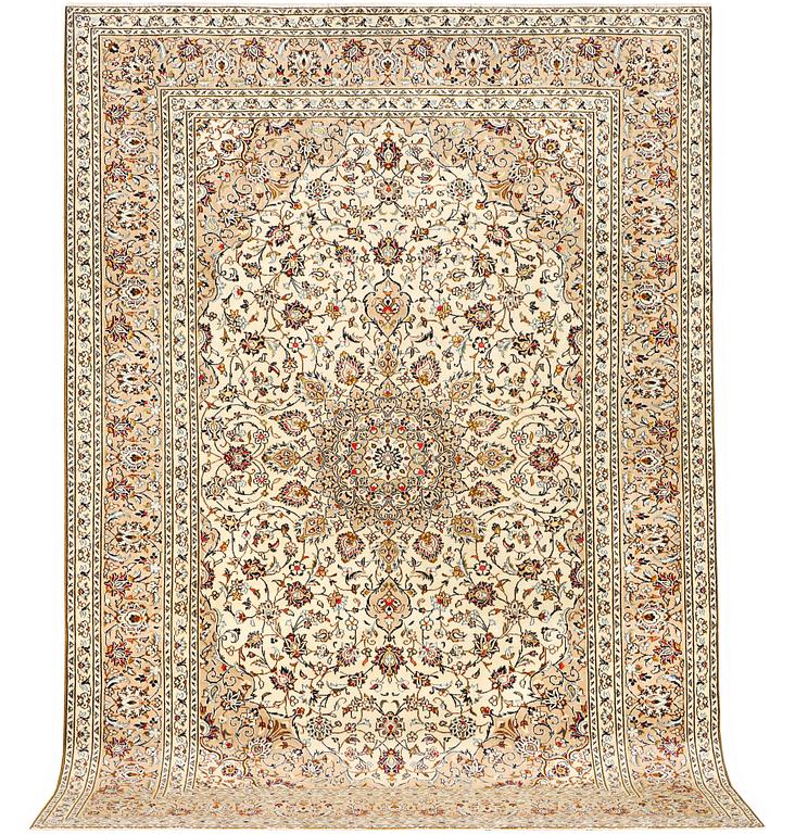 A Kashan carpet, a. 346 x 240 cm.