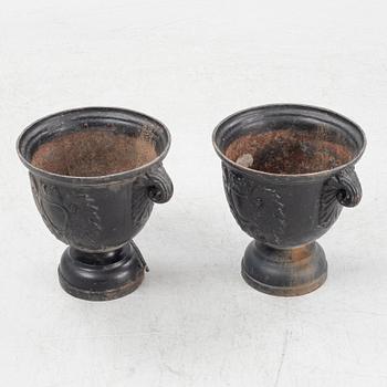 A pair of cast iron garden urns, later part of the 20th century.