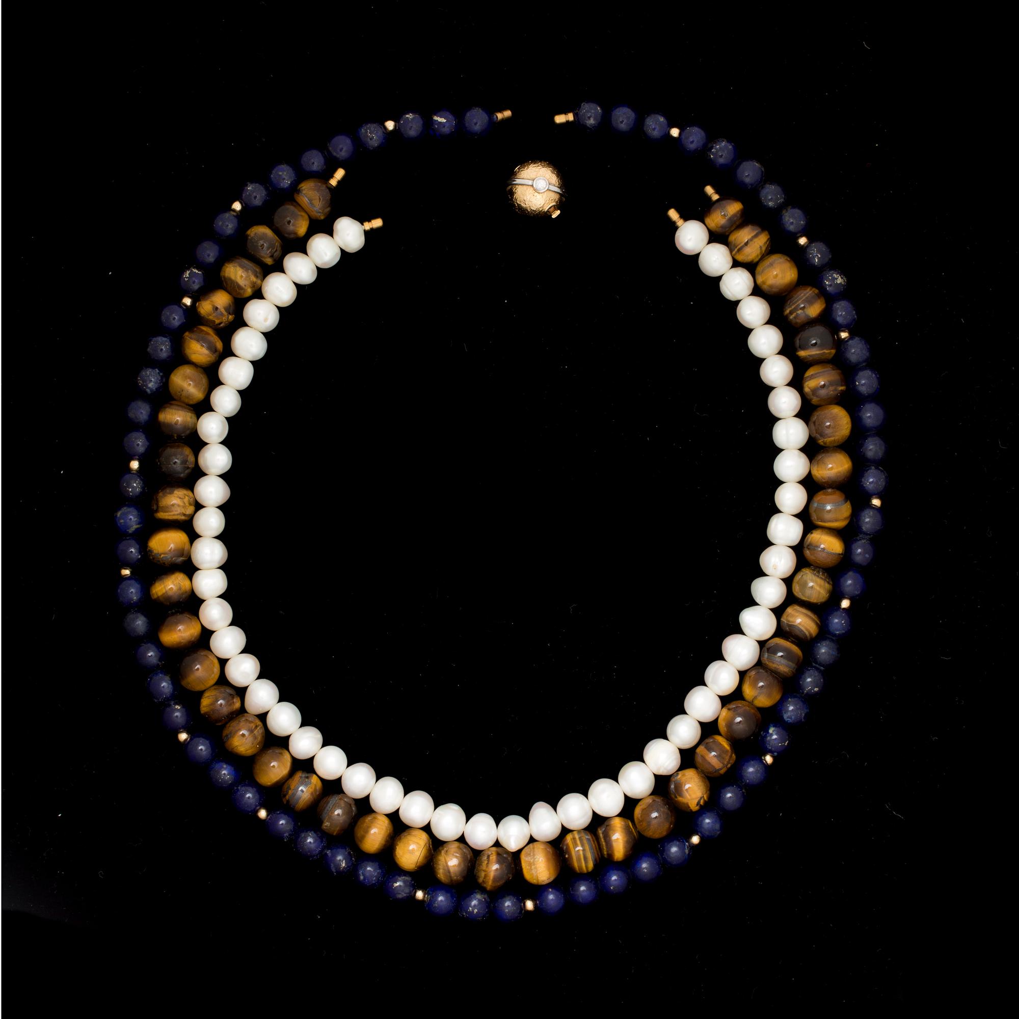 COLLIER, 3 st, 18 k guld -vitguld kullås med briljantslipad diamant ca 0,05ct. Per Borup, Köpenhamn. Vikt ca 6 g.
