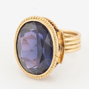 Ring, 18K gold with a synthetic stone.