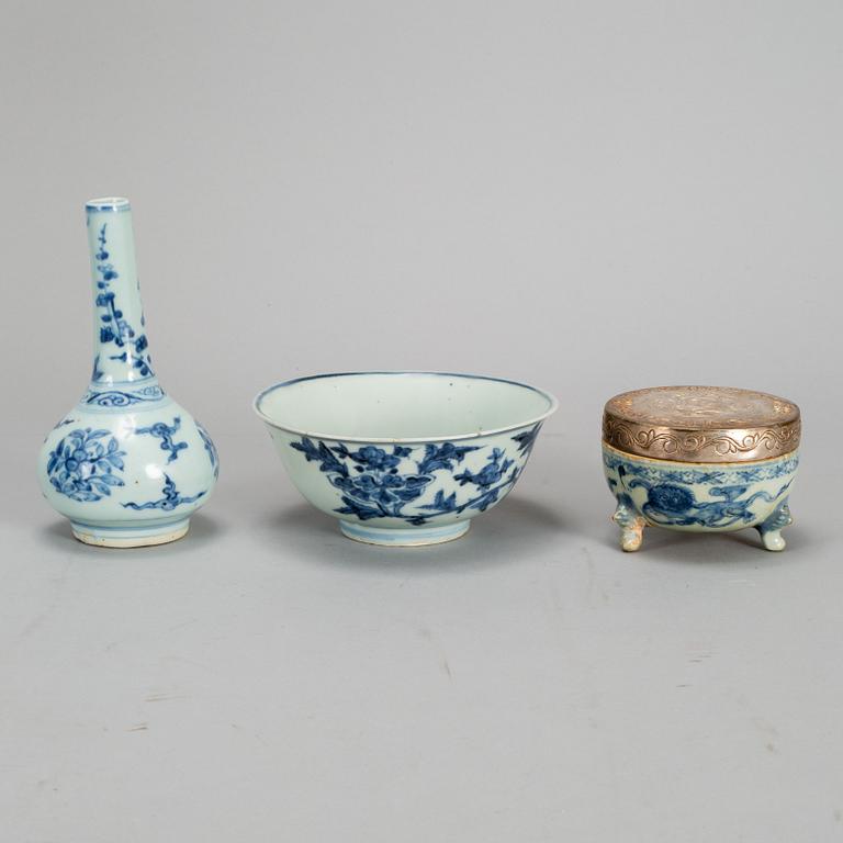 A group of blue and white porcelain, Ming dynasty, 17th Century. (3 pieces).
