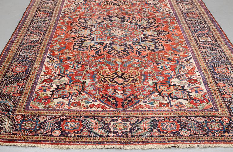 Matto, semi-antique Heriz, ca 381 x 256 cm.