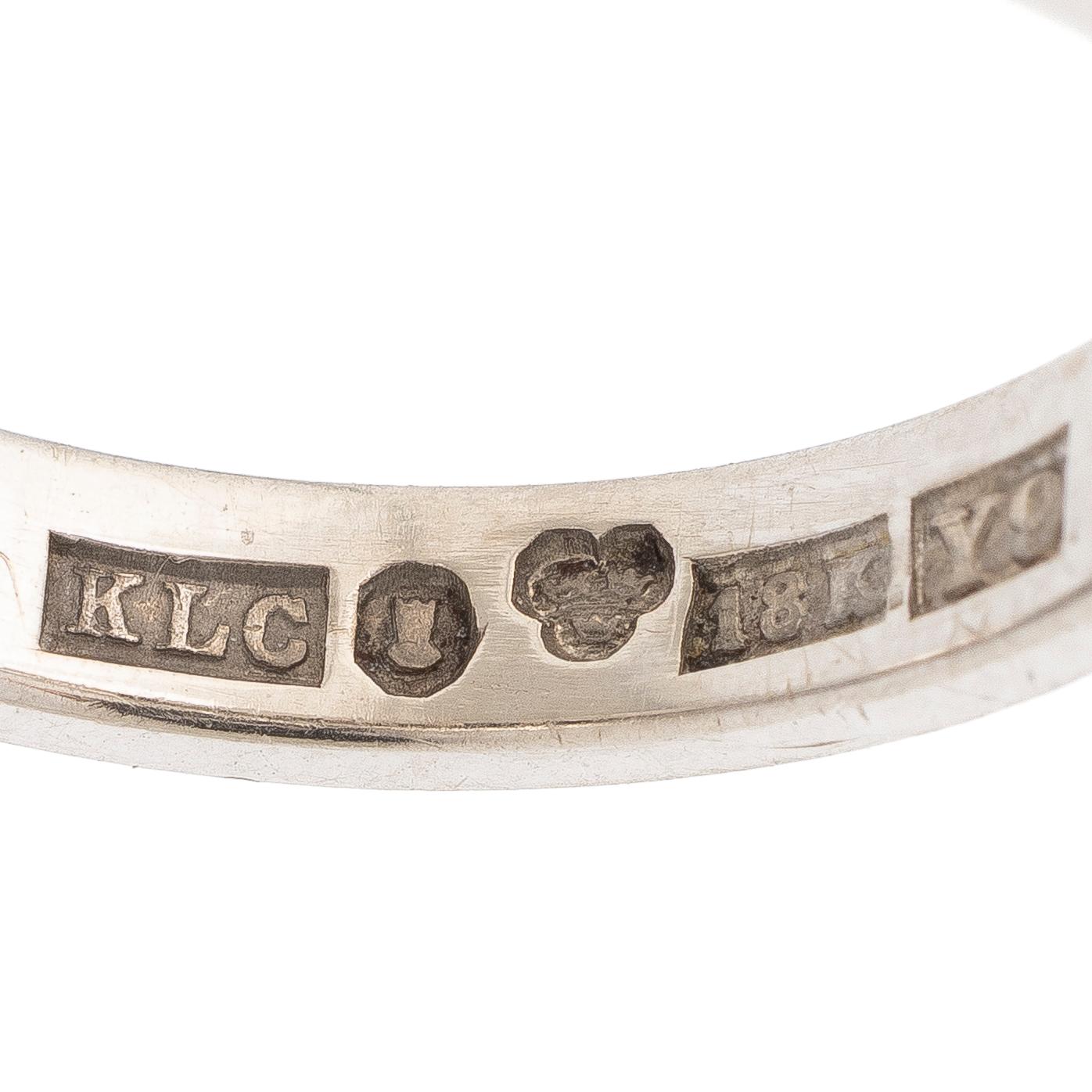 Ring 18K vitguld med runda briljantslipade diamanter.