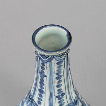 A blue and white kraak flask, Ming dynasty, Wanli (1572-1623).