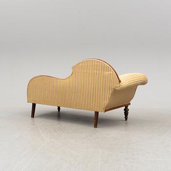 A late 19th/early 20th century chaise longue.