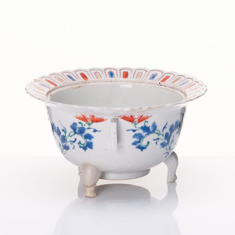 A Japanese Kakiemon style porcelain censer with cover/koro, Edo period (1603-1868).