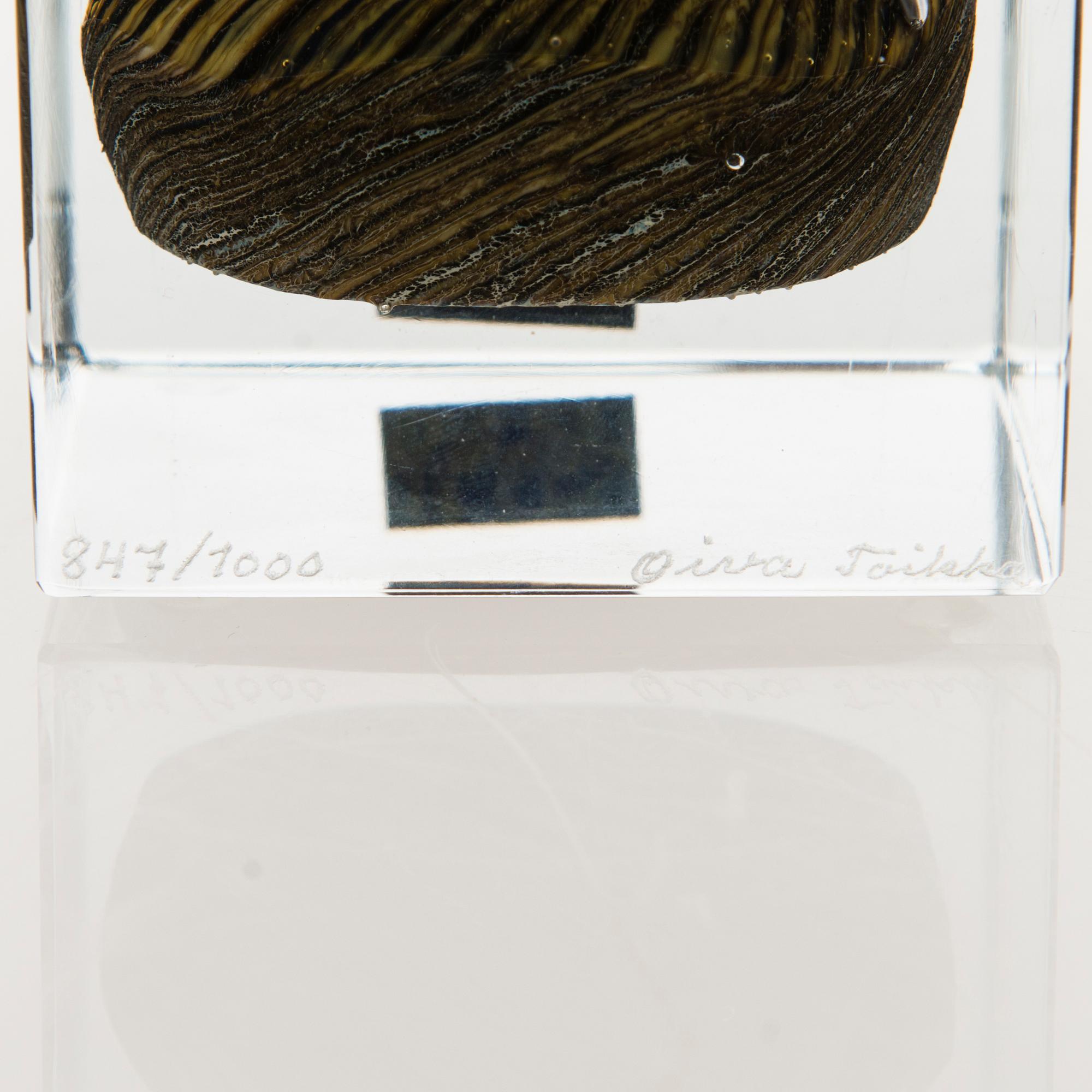 OIVA TOIKKA, A glass cube signed Oiva Toikka Nuutajärvi 1980 and numbered 847/1000.