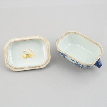 Two Chinese porcelain ladle dishes, a large dish and a small tureen with cover, Qing dynasty, Qianlong (1736-95).