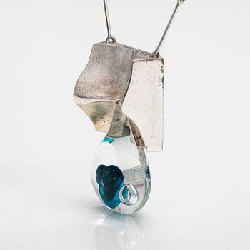 Björn Weckström, Halsband "Big drop", sterlingsilver och akryl. Lapponia 1973.