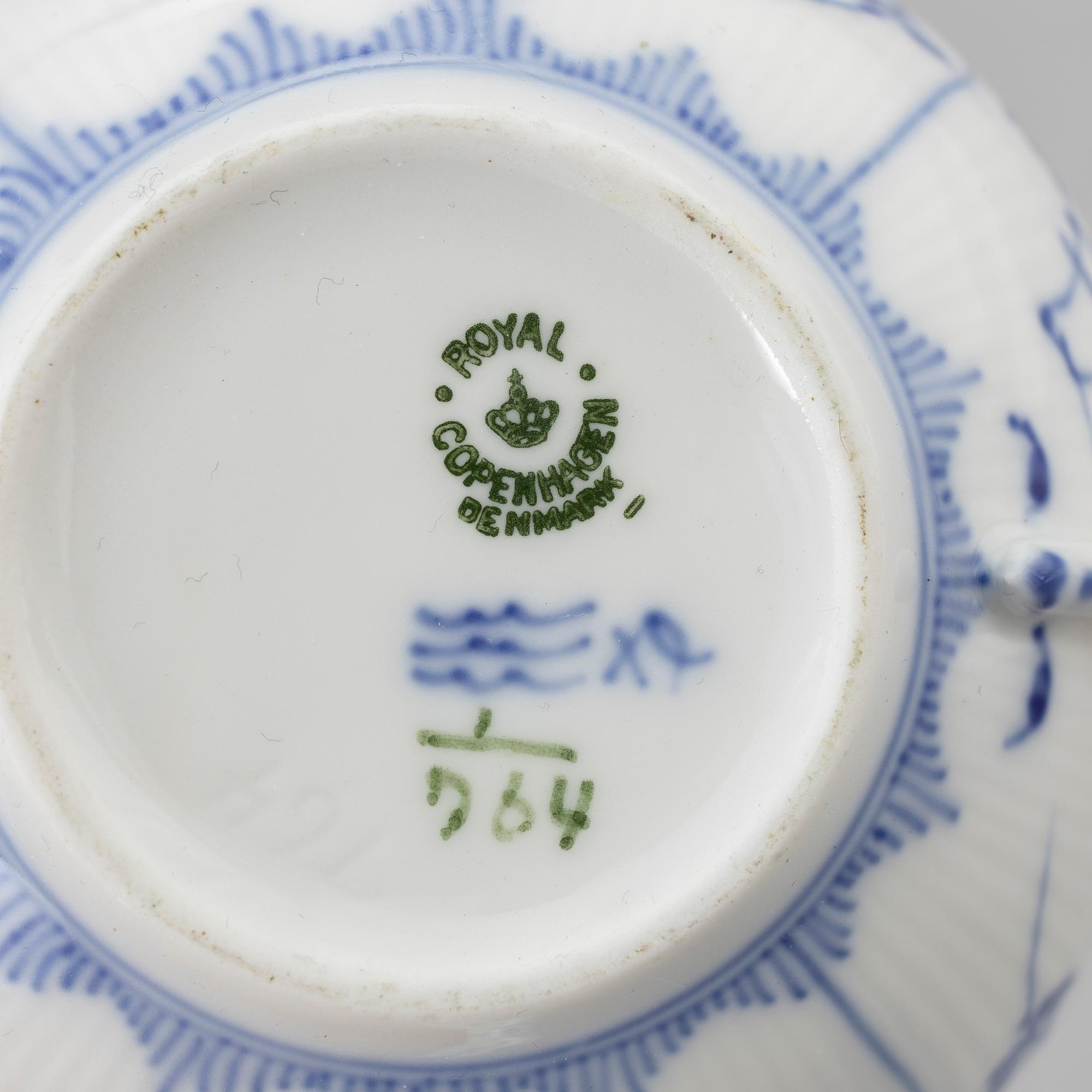 Royal Copenhagen, buljongkoppar, 8 st med lock och fat, porslin, "Musselmalet Halv Blonde", Danmark, 1958-62.