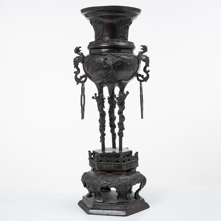 A large Japanese bronze censer, Meiji (1898-1912).