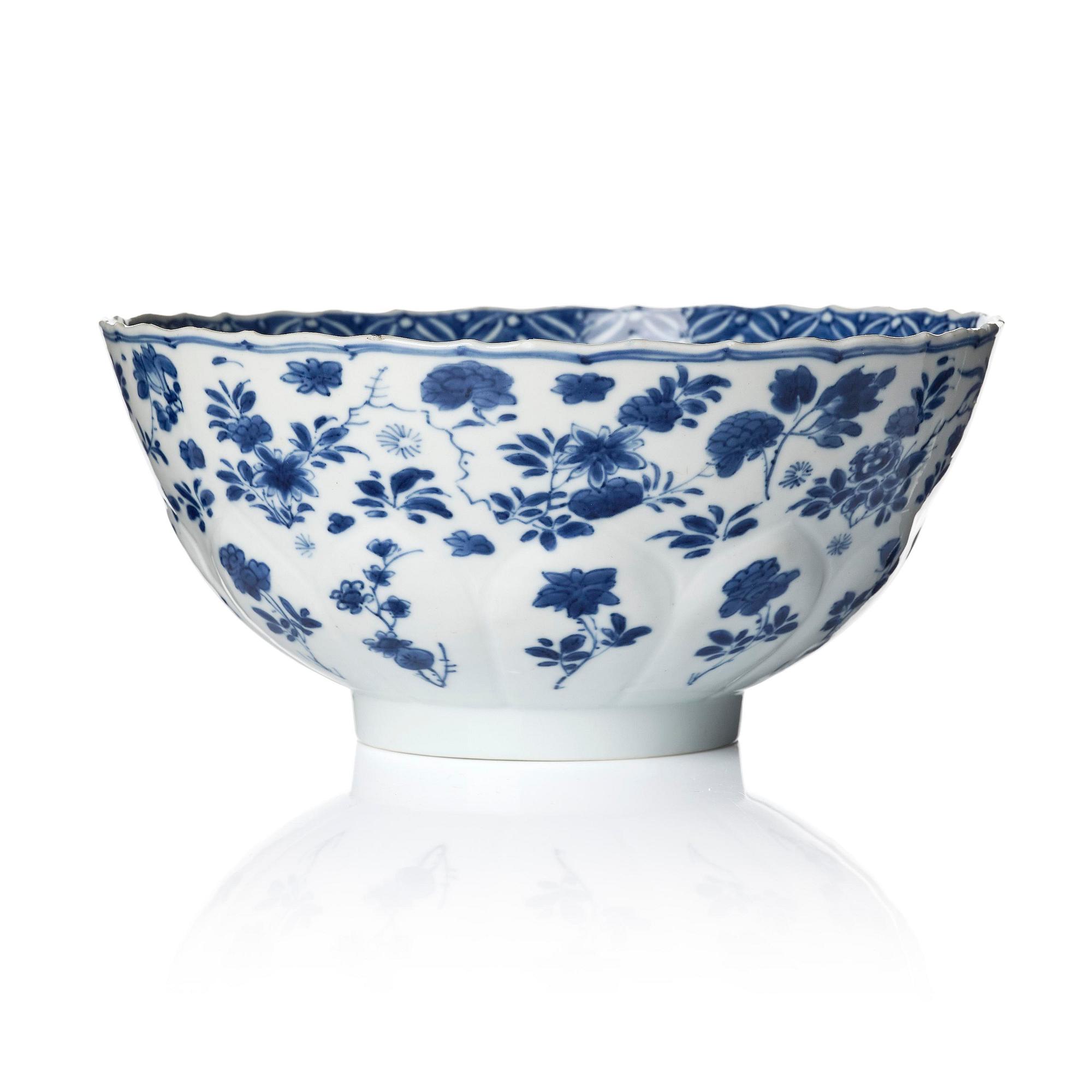 A blue and white 'floral' bowl, Qing dynasty, Kangxi (1662-1722).