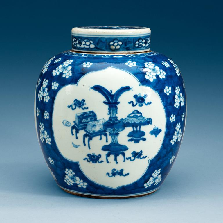 A blue and white jar with cover, Qing dynasty.