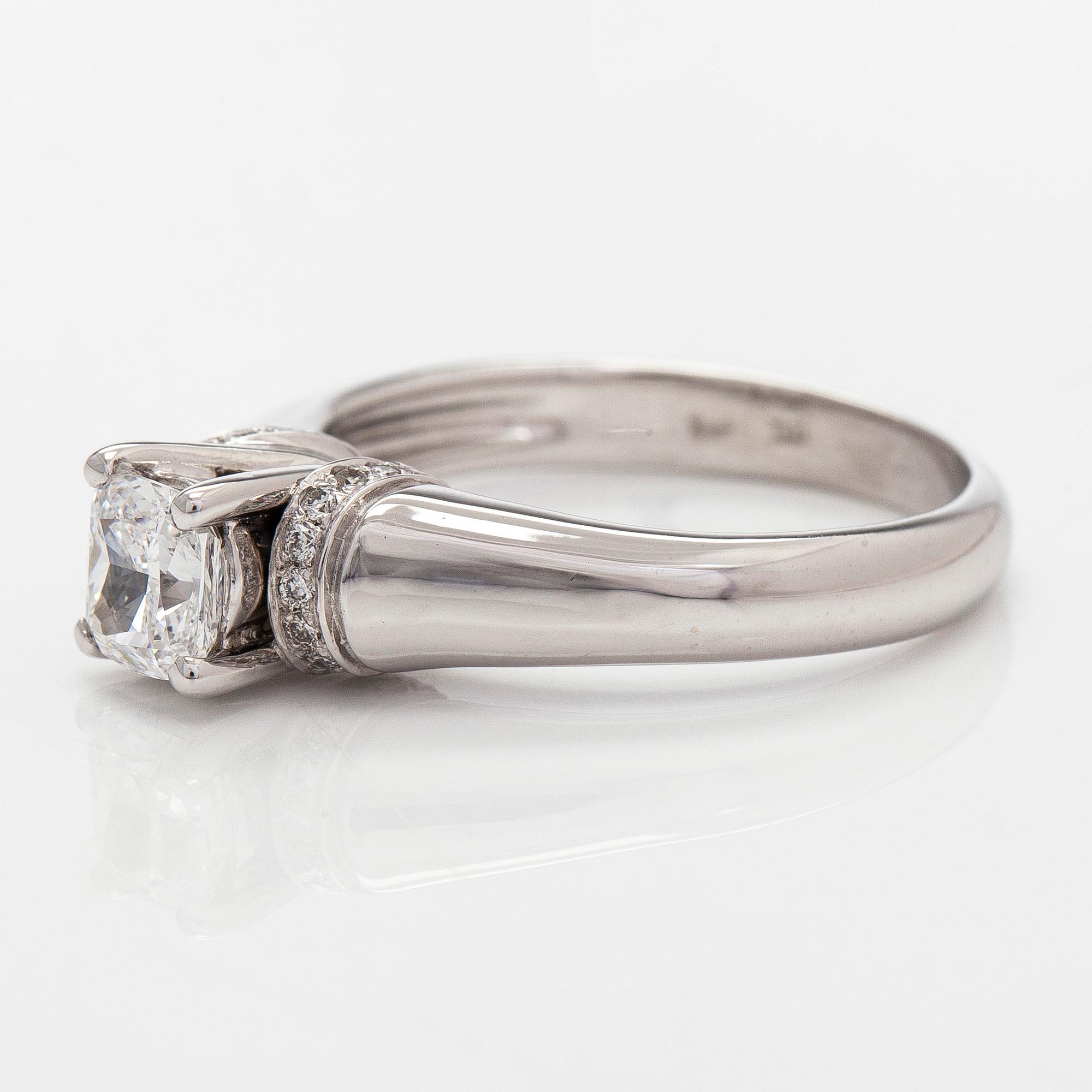 Ring, 14K vitguld med kuddslipad modifierad diamant.