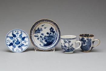 KOPPAR MED FAT, 2 st, porslin, Kina, Kangxi och Qianlong, 1700-tal.