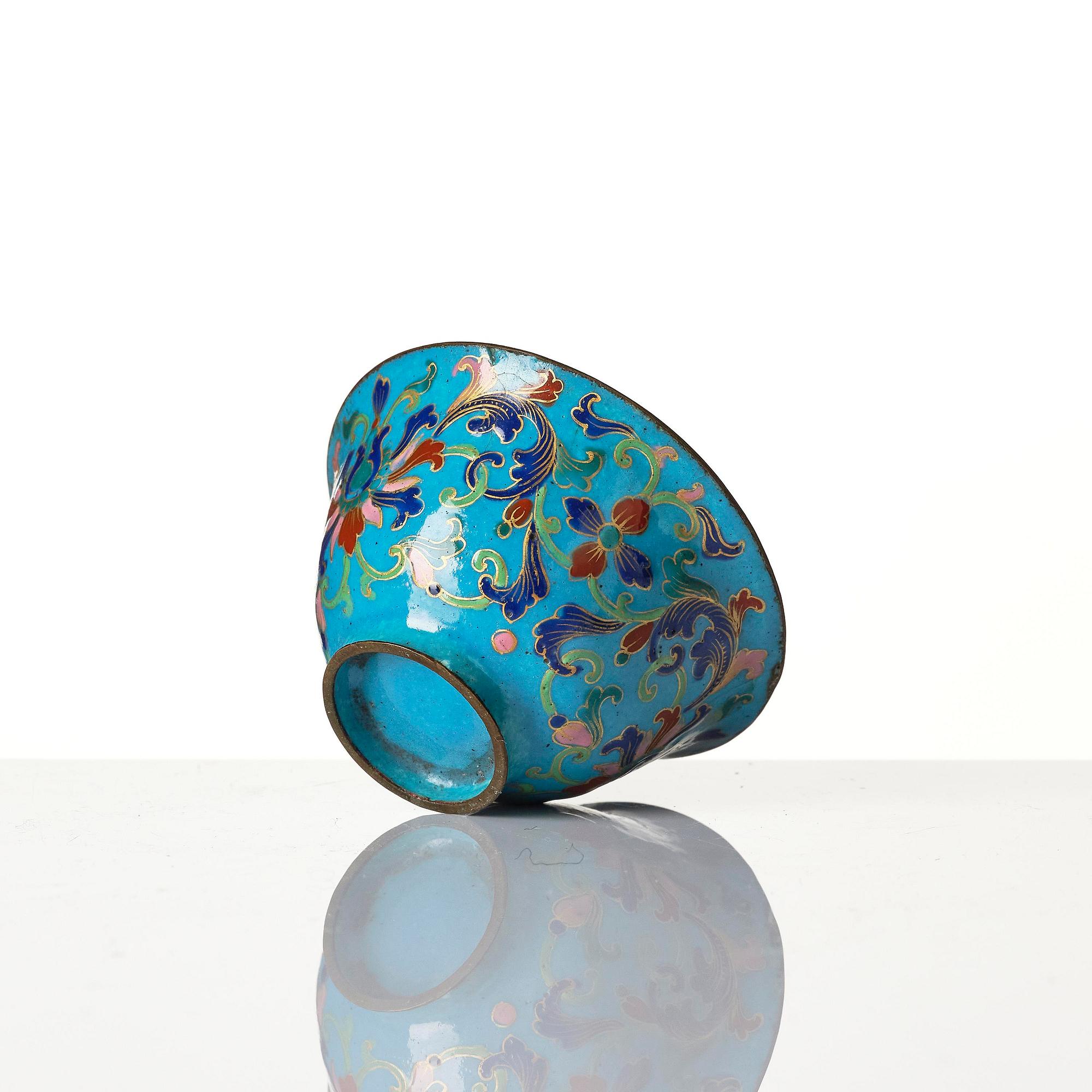 Bägare samt kopp med fat, emalj på koppar. Qingdynastin, 1700/1800-tal.