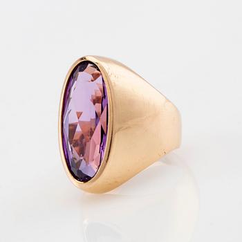 Ring 18K gold with a purple synthetic sapphire.