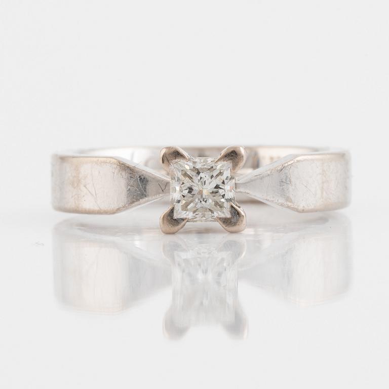 Ring, Schalins, vitguld med prinsesslipad diamant.