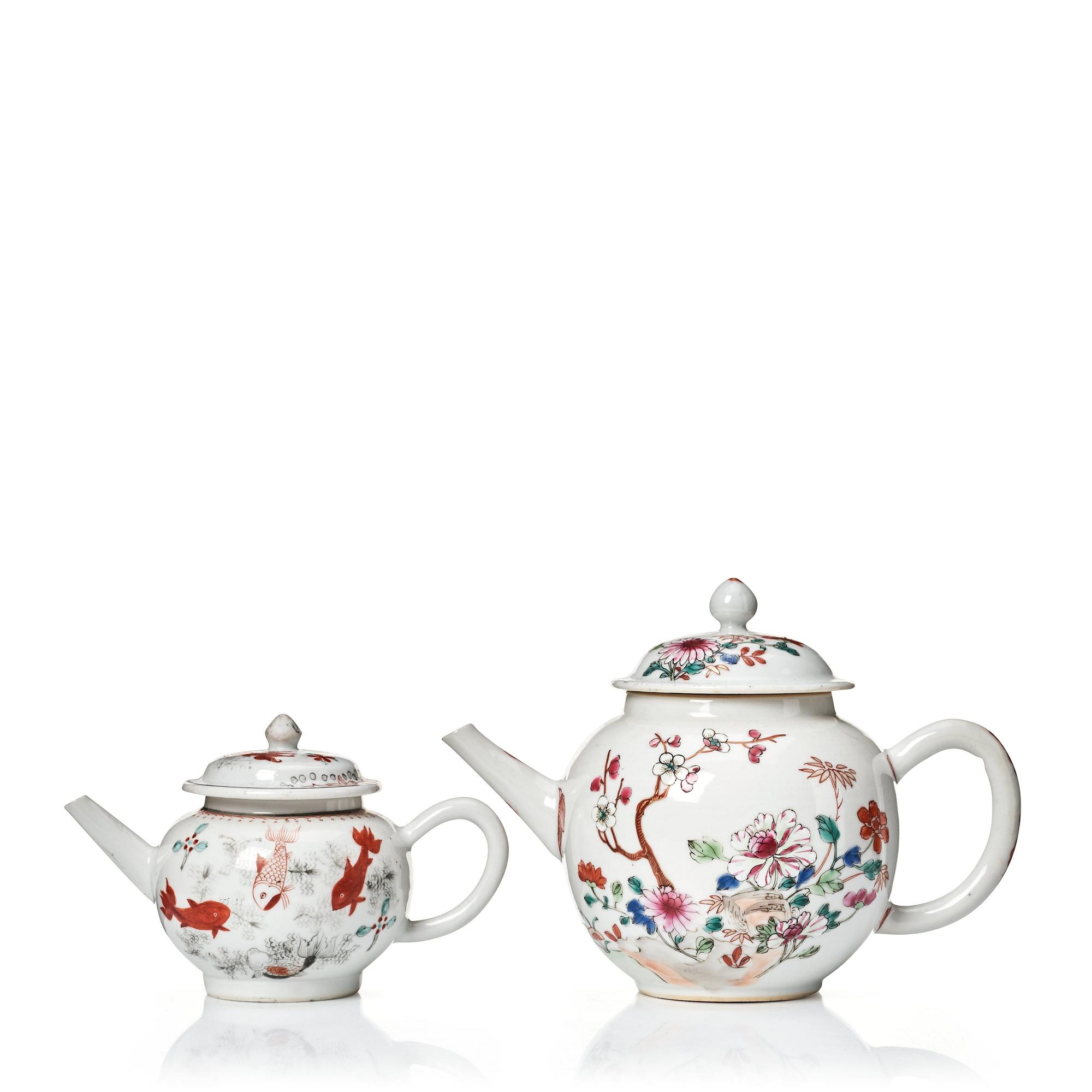 Tekannor, två stycken, kompaniporslin. Qingdynastin, Qianlong (1736-95).
