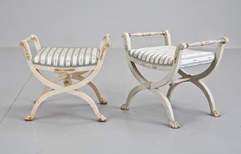 BANKETTER, två stycken snarlika. Sengustavianska 1700-talets slut.