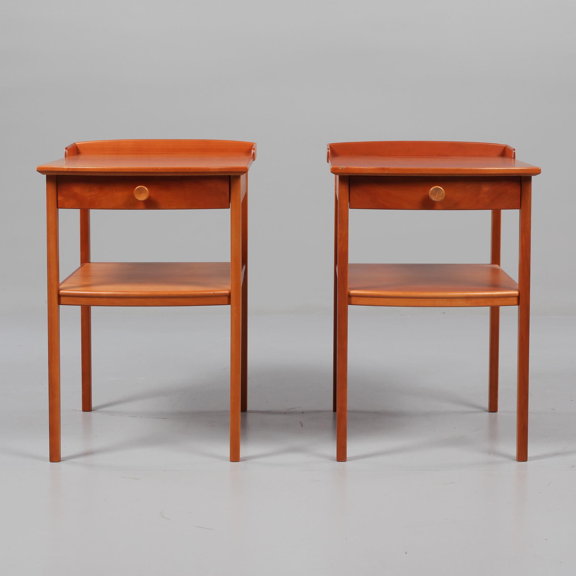 SÄNGBORD, 2 st, Carl Malmsten, Åfors Möbelfabrik, 1900-talets andra hälft.