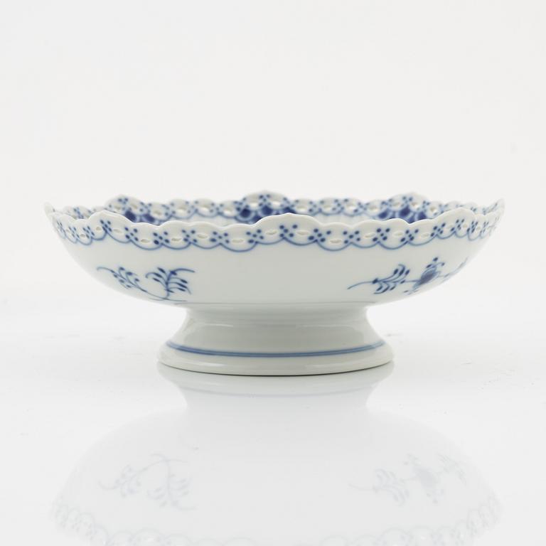 Royal Copenhagen, 4 porcelain 'Musselmalet' serving plates, modelnr 1023, Denmark.